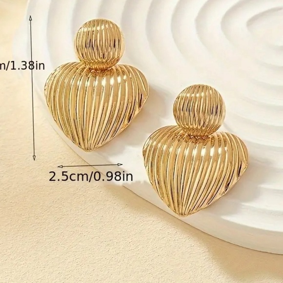 Textured dangle heart earrings 💕✨✨✨🎁 - Picture 2 of 3